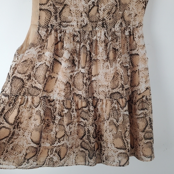 Gilli Shirt Medium Sleeveless Tiered Blouse Brown Tan‎ Snakeprint Keyhole back - Picture 7 of 11